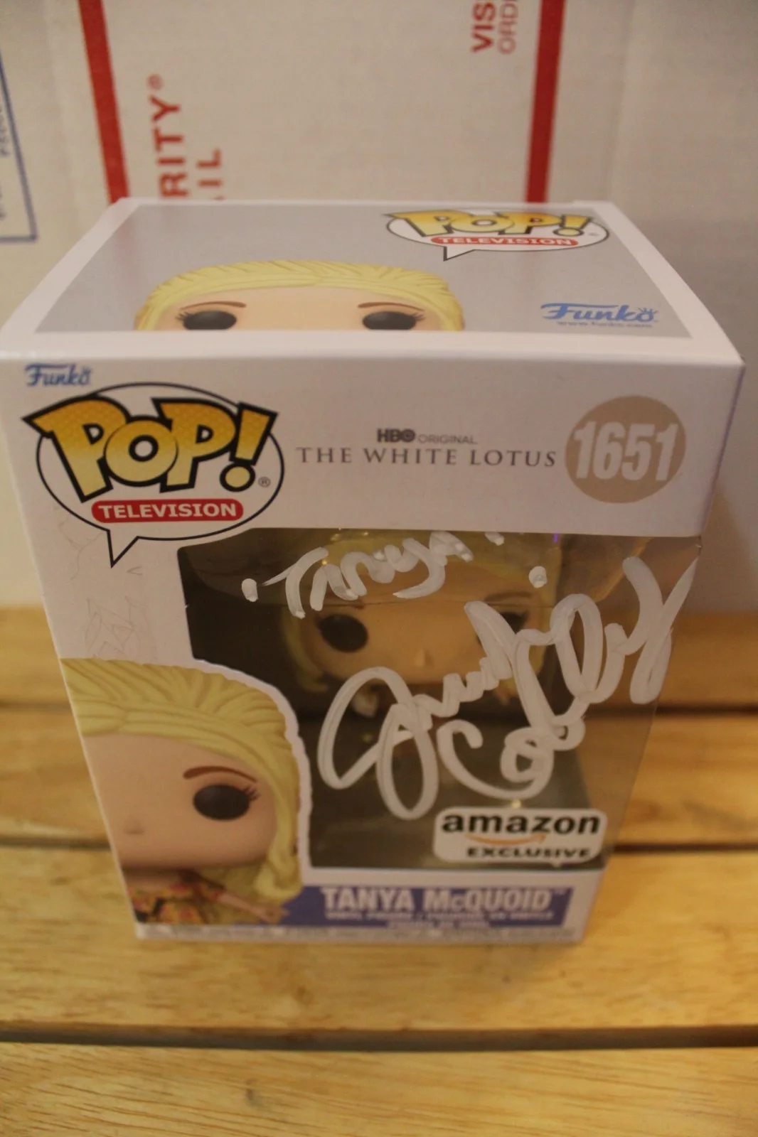 Jennifer Coolidge — Signed Funko Pop TV #1651 - The White Lotus - Jennifer Coolidge + COA, изображение 3