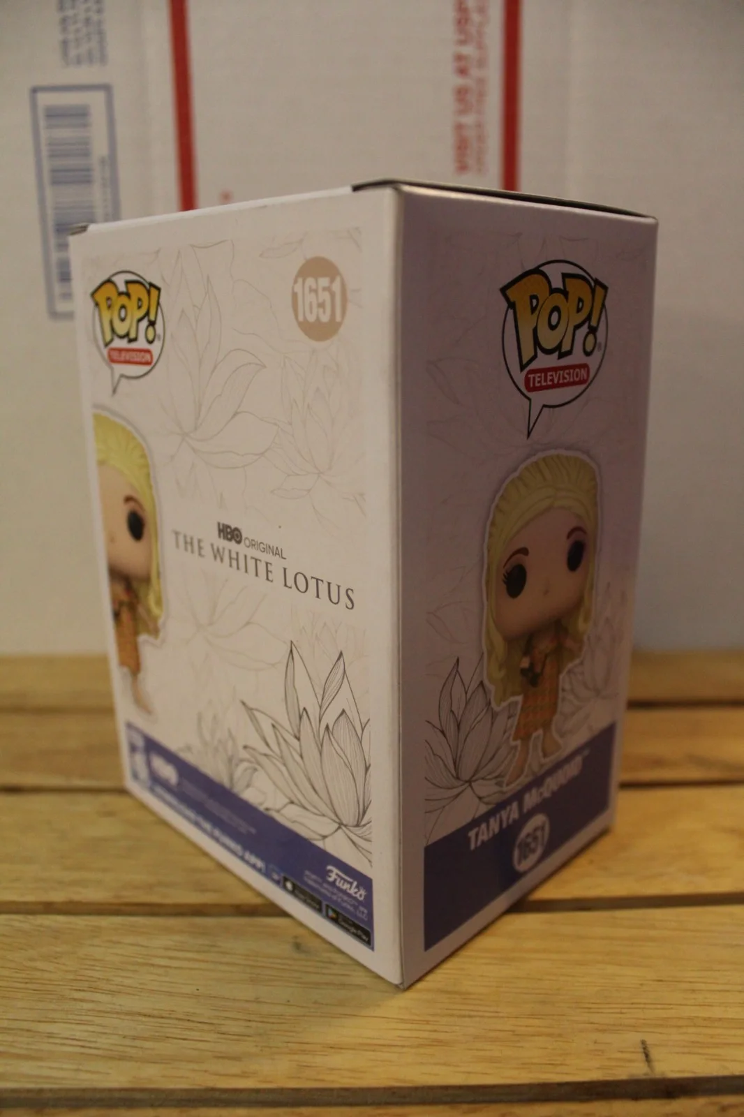 Jennifer Coolidge — Signed Funko Pop TV #1651 - The White Lotus - Jennifer Coolidge + COA, изображение 5