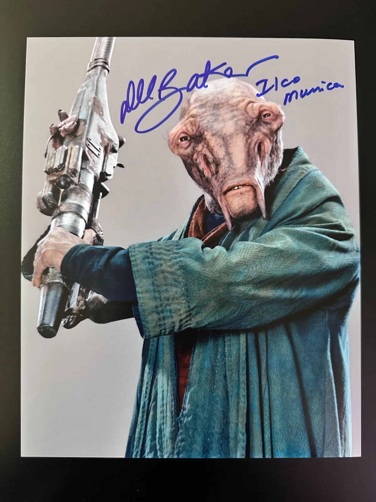 Dee Bradley Baker — Dee Bradley Baker Signed 8x10 Star Wars EpVII Ilco Munica (Jakku) Autograph