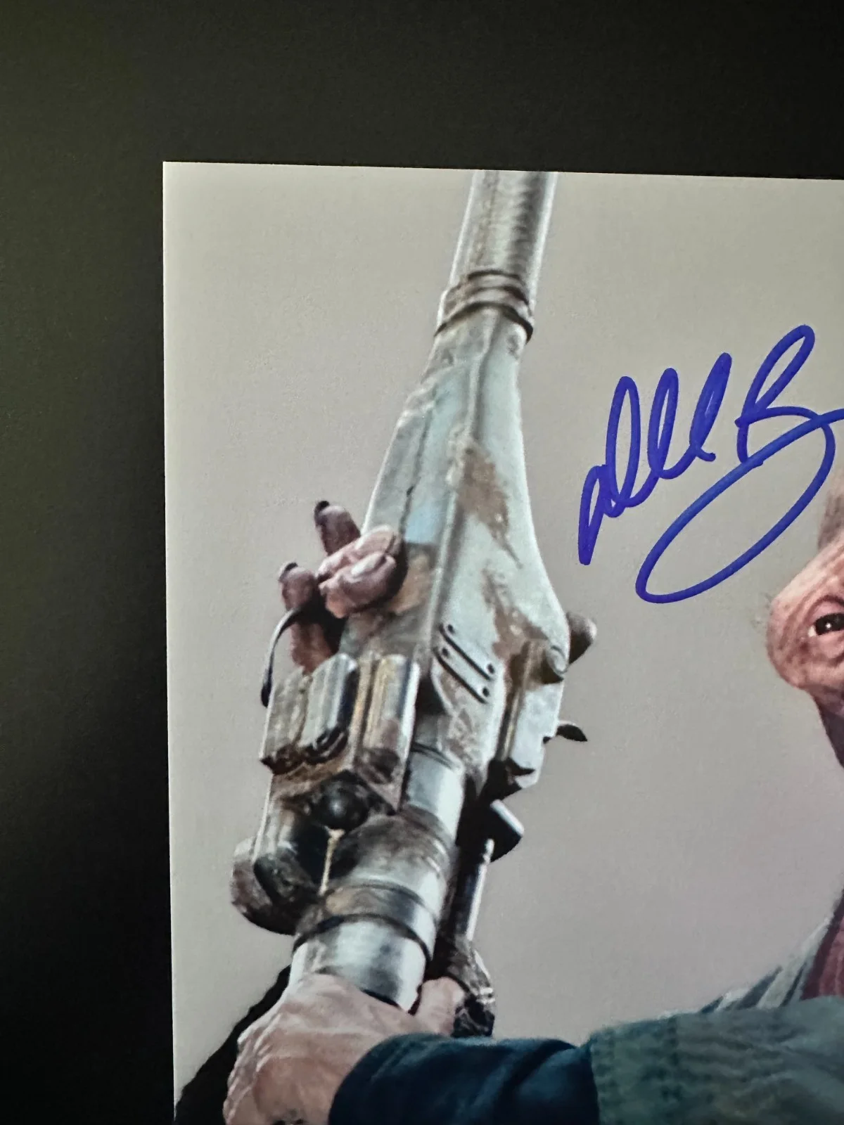 Dee Bradley Baker — Dee Bradley Baker Signed 8x10 Star Wars EpVII Ilco Munica (Jakku) Autograph, изображение 2