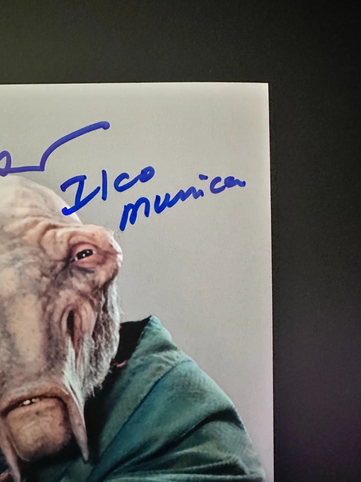 Dee Bradley Baker — Dee Bradley Baker Signed 8x10 Star Wars EpVII Ilco Munica (Jakku) Autograph, изображение 3