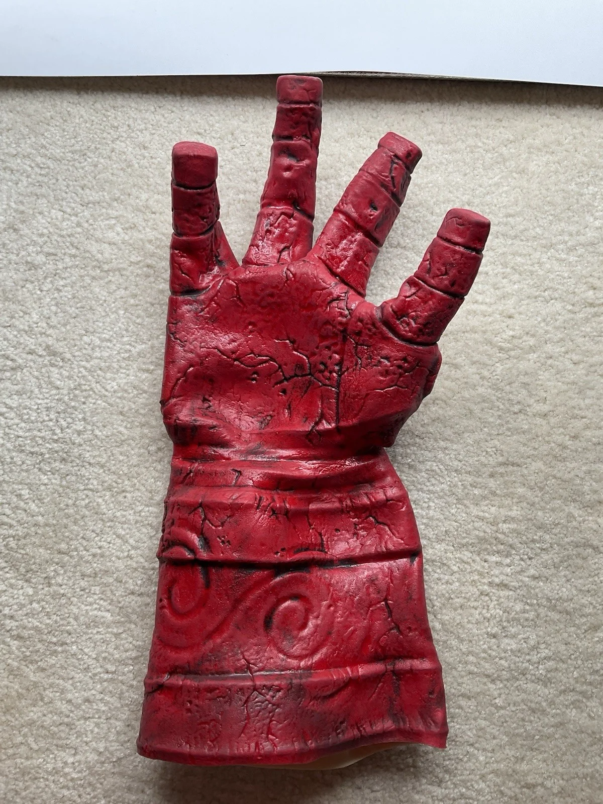 Guillermo del Toro — Guillermo del Toro signed Hellboy Glove BAS Hellboy Prop signed Rare autographed, image 4