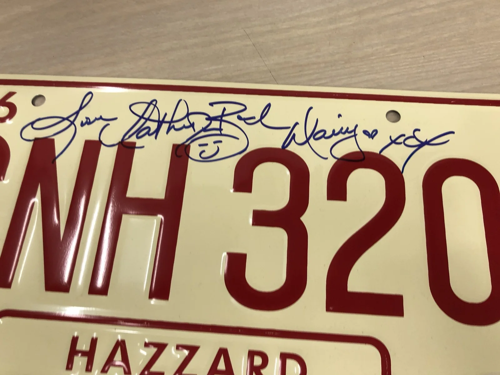Catherine bach — Catherine Bach Daisy Duke Signed Autograph Dukes Of Hazzard License Plate PSA, изображение 2