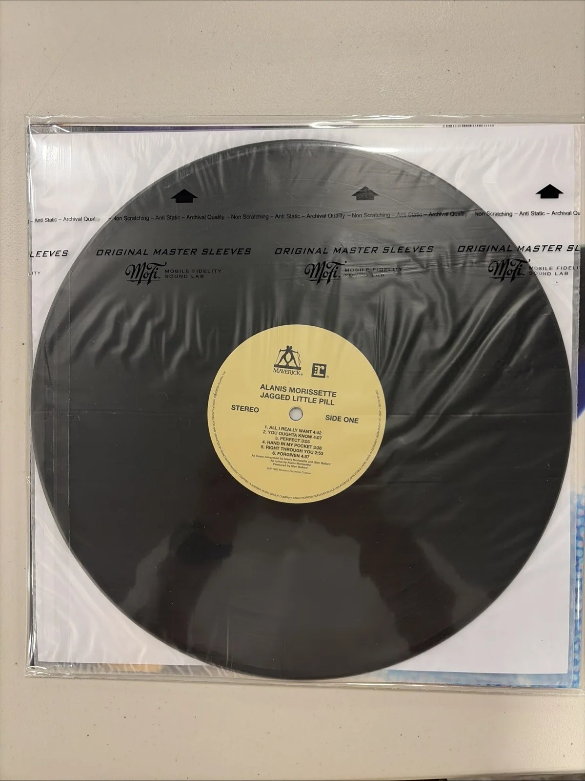 Alanis Morissette 'Jagged Little Pill' Signed Vinyl Record (Beckett COA), изображение 2