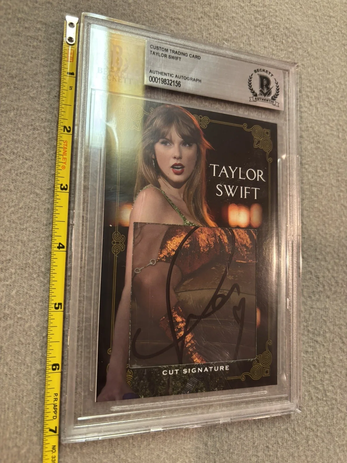 TAYLOR SWIFT BGS BECKETT SLAB CARD Cut Signature Autograph auto, image 4