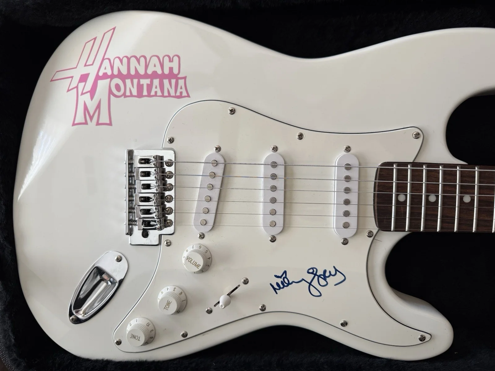 Hannah Montana White Laurel 305 Stratocaster Guitar - SIGNED AUTHENTIC, image 3