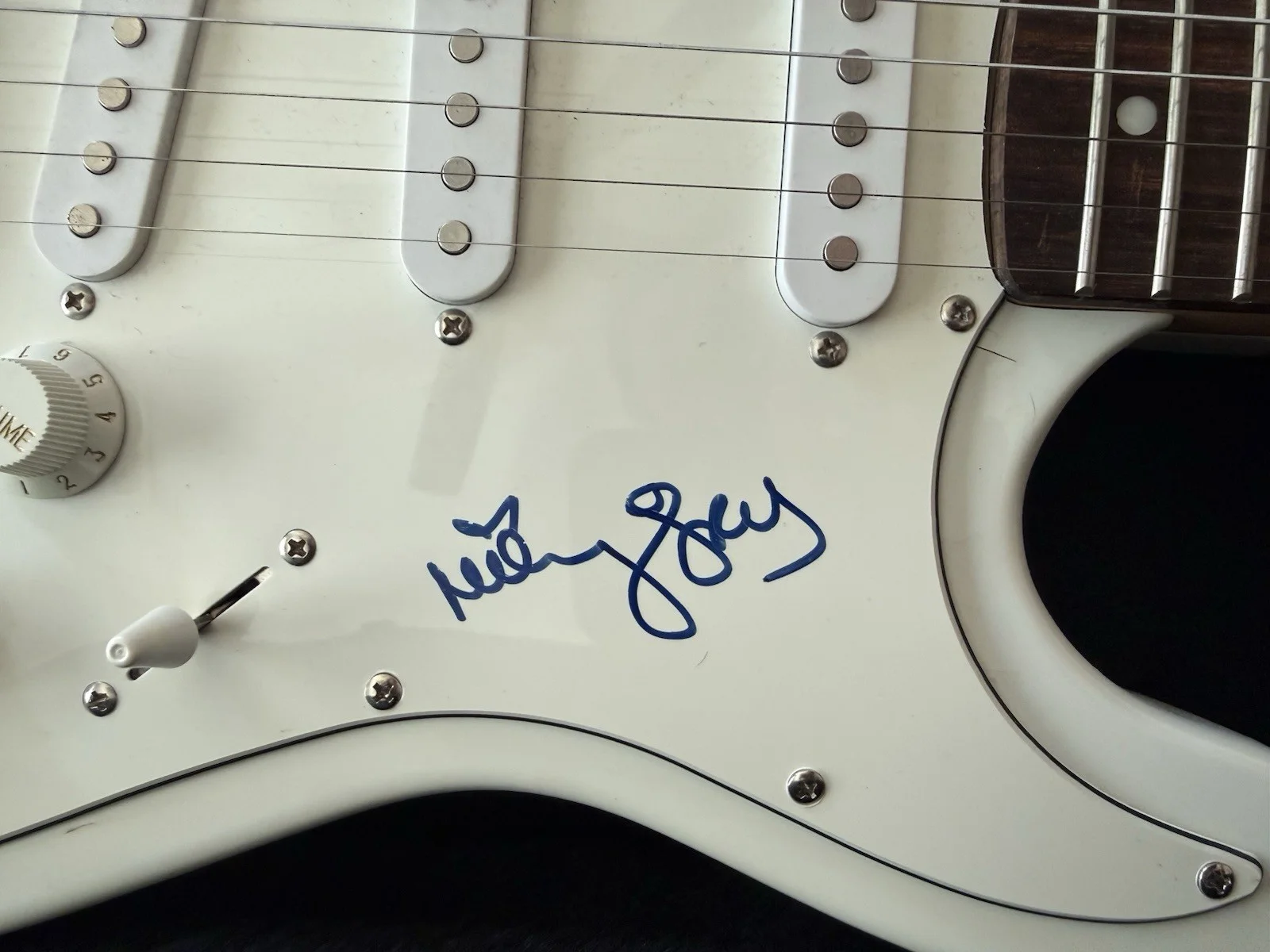 Hannah Montana White Laurel 305 Stratocaster Guitar - SIGNED AUTHENTIC, image 4