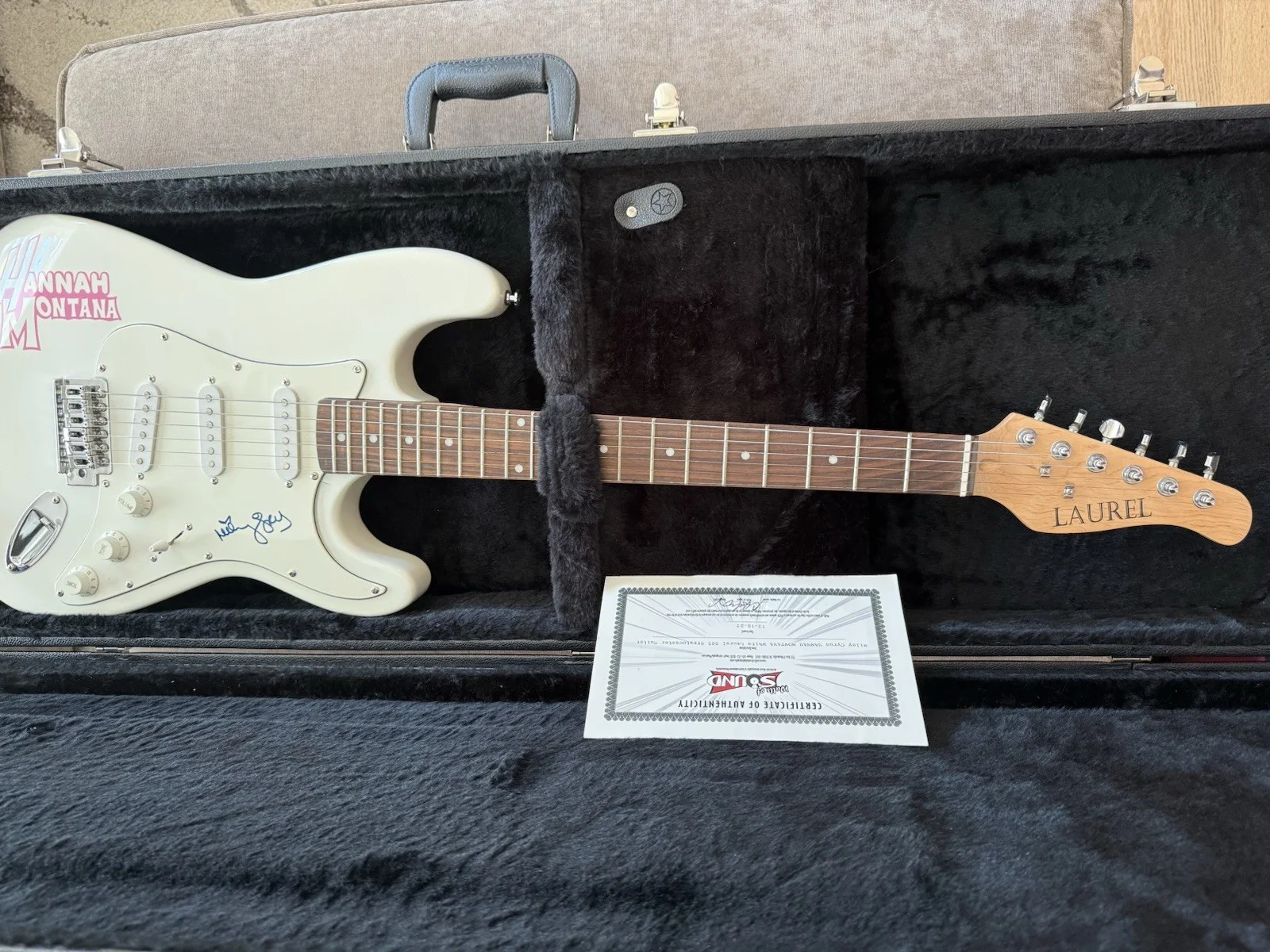 Hannah Montana White Laurel 305 Stratocaster Guitar - SIGNED AUTHENTIC, image 5