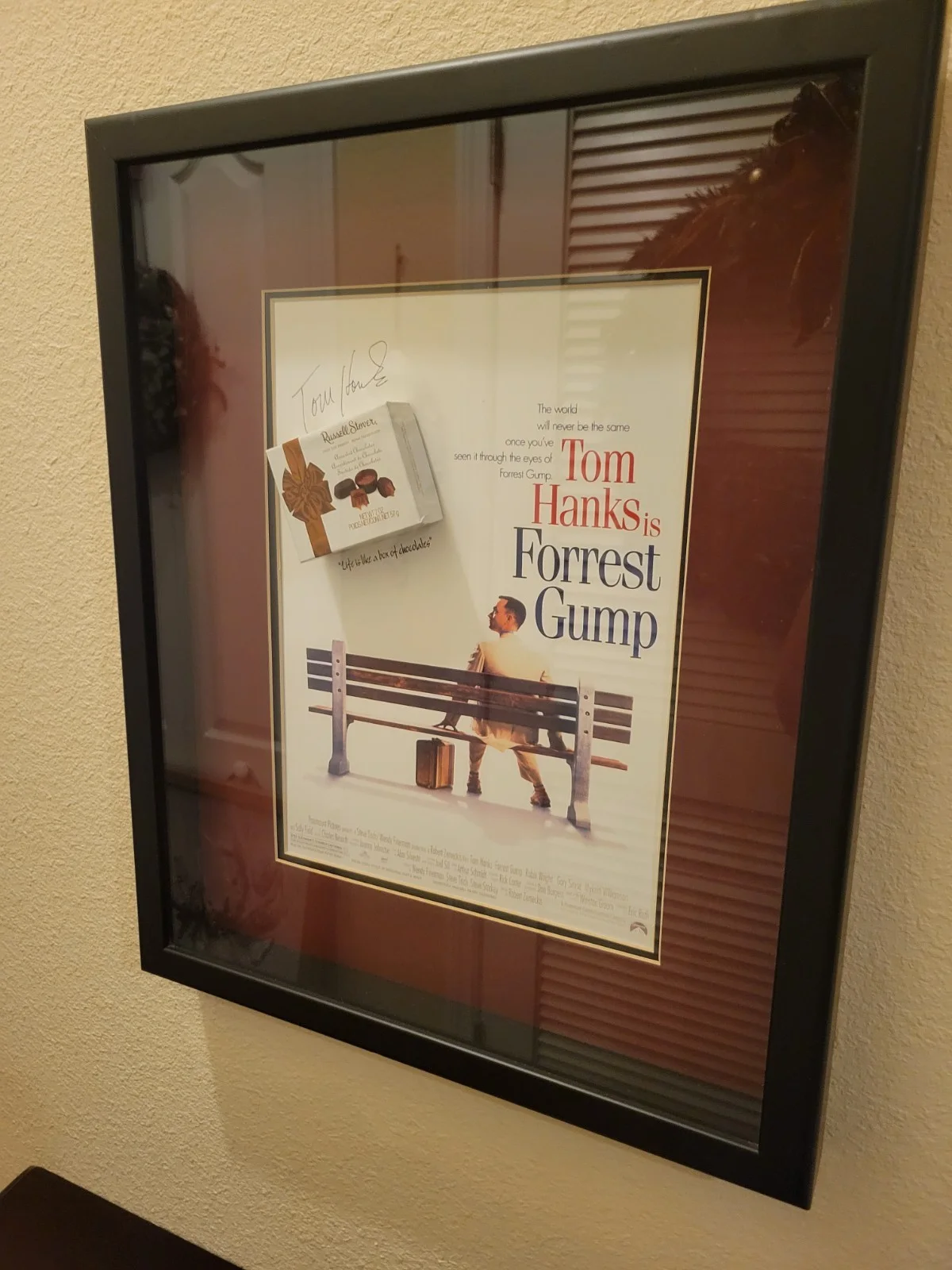 Tom Hanks — Forest Gump 22" x 17.75" Framed/Matted Signed Poster with a Box of Chocolates, изображение 2
