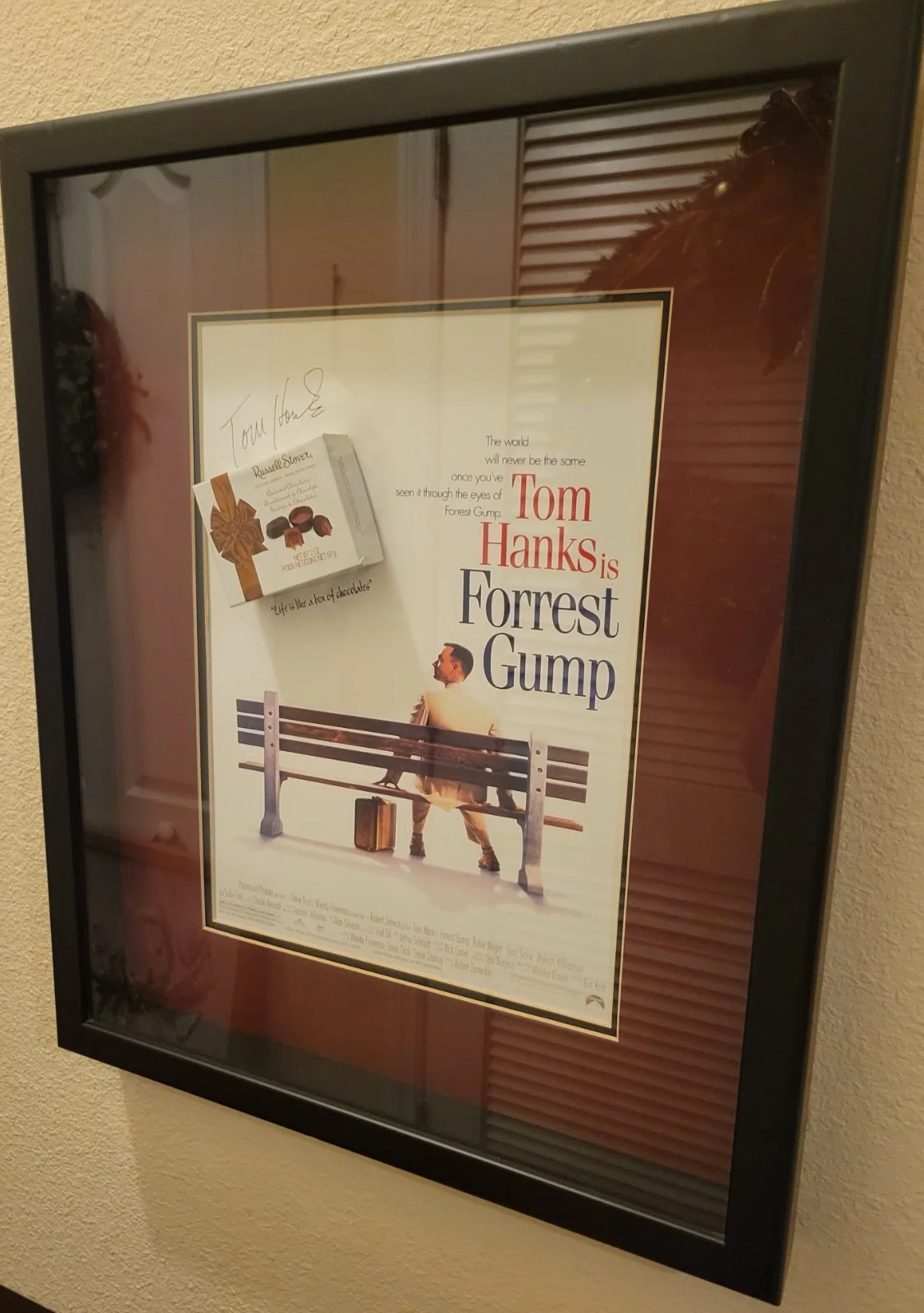 Tom Hanks — Forest Gump 22" x 17.75" Framed/Matted Signed Poster with a Box of Chocolates, изображение 3