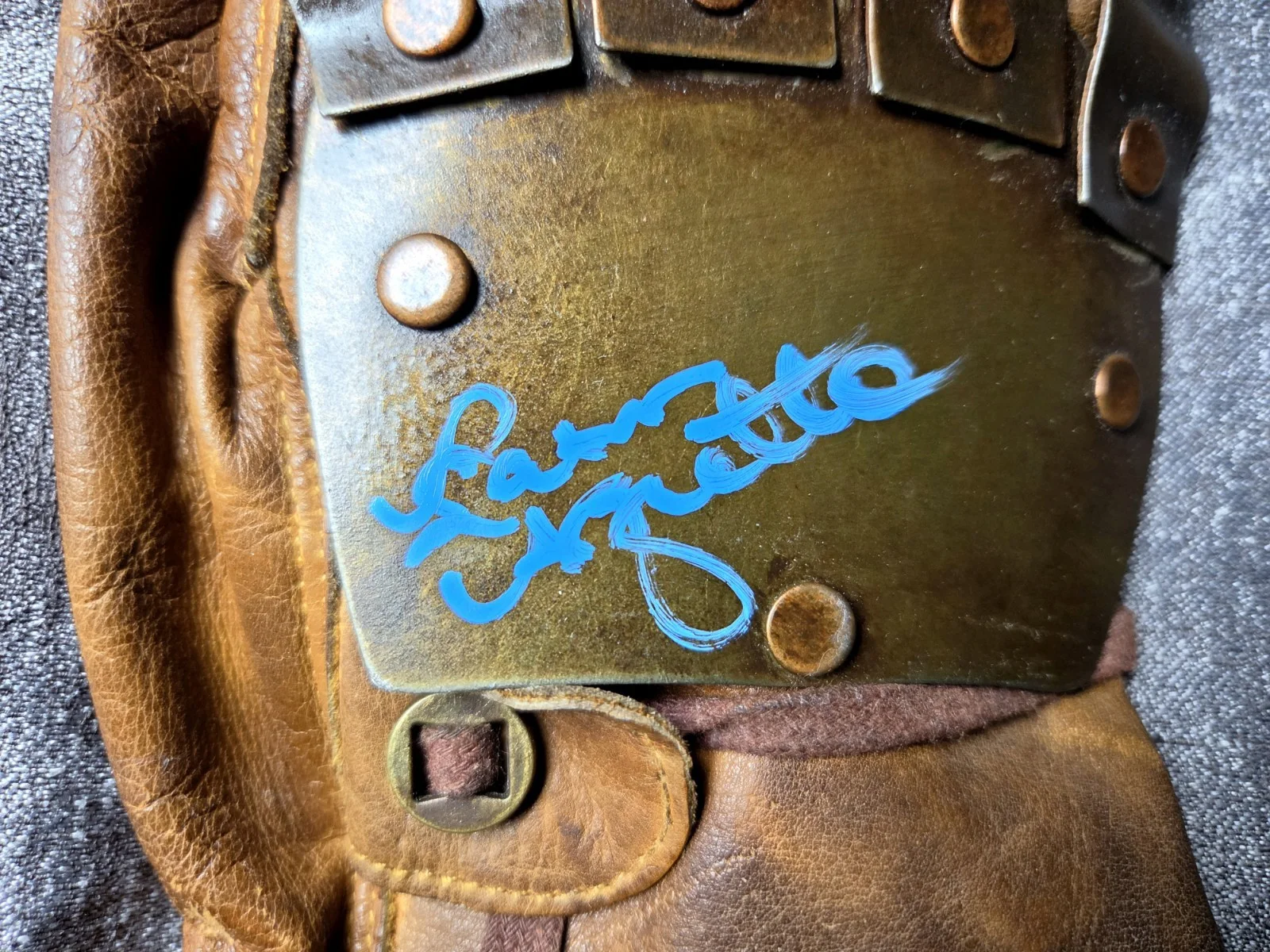 Patricia Arquette — Patricia Arquette Signed Nightmare On Elm Street 3 Freddy Krueger Glove JSA COA+, изображение 2