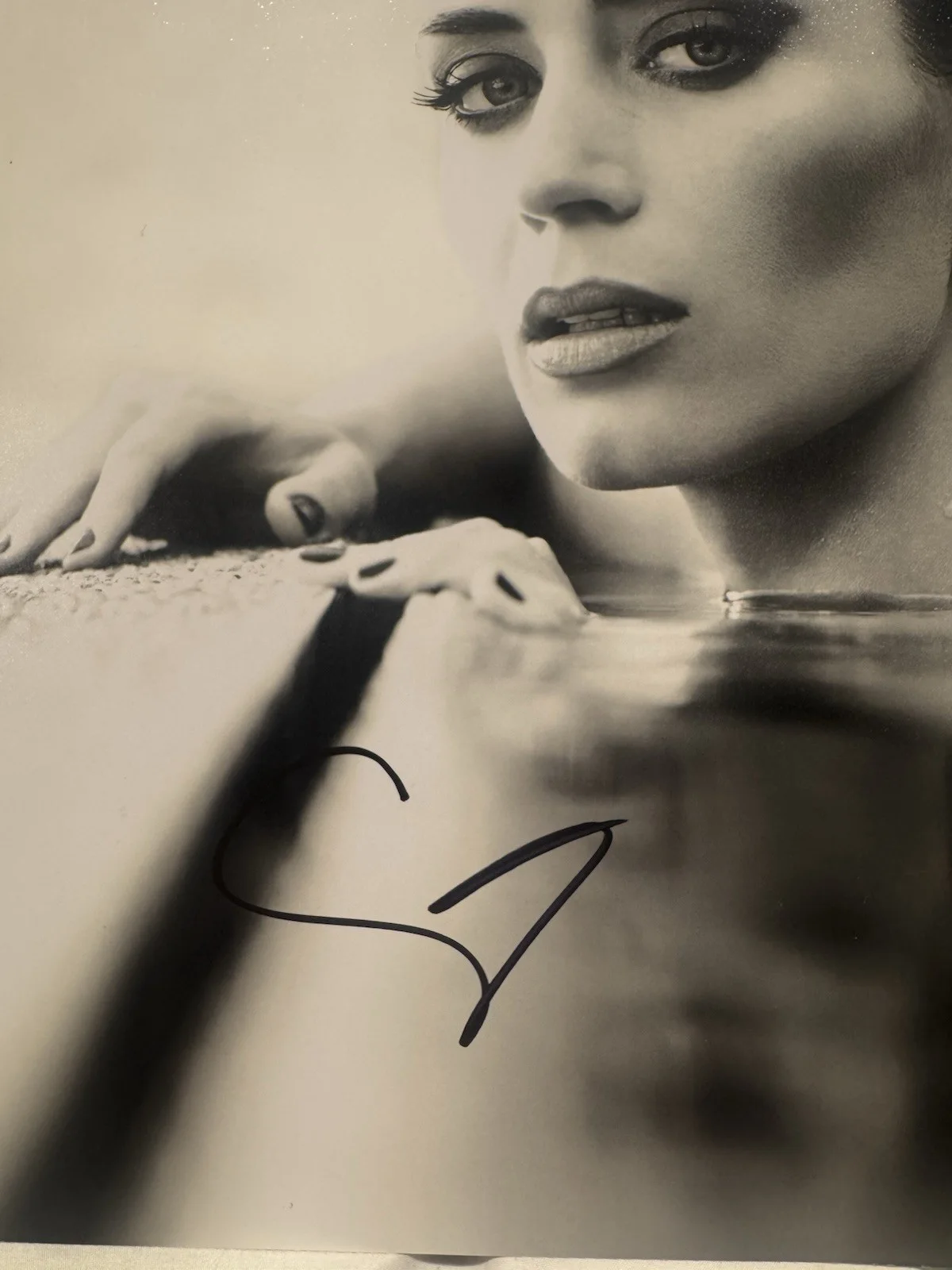 EMILY BLUNT SIGNED 16X20 BEAUTIFUL SEXY PHOTO AUTO BECKETT BAS COA, изображение 2