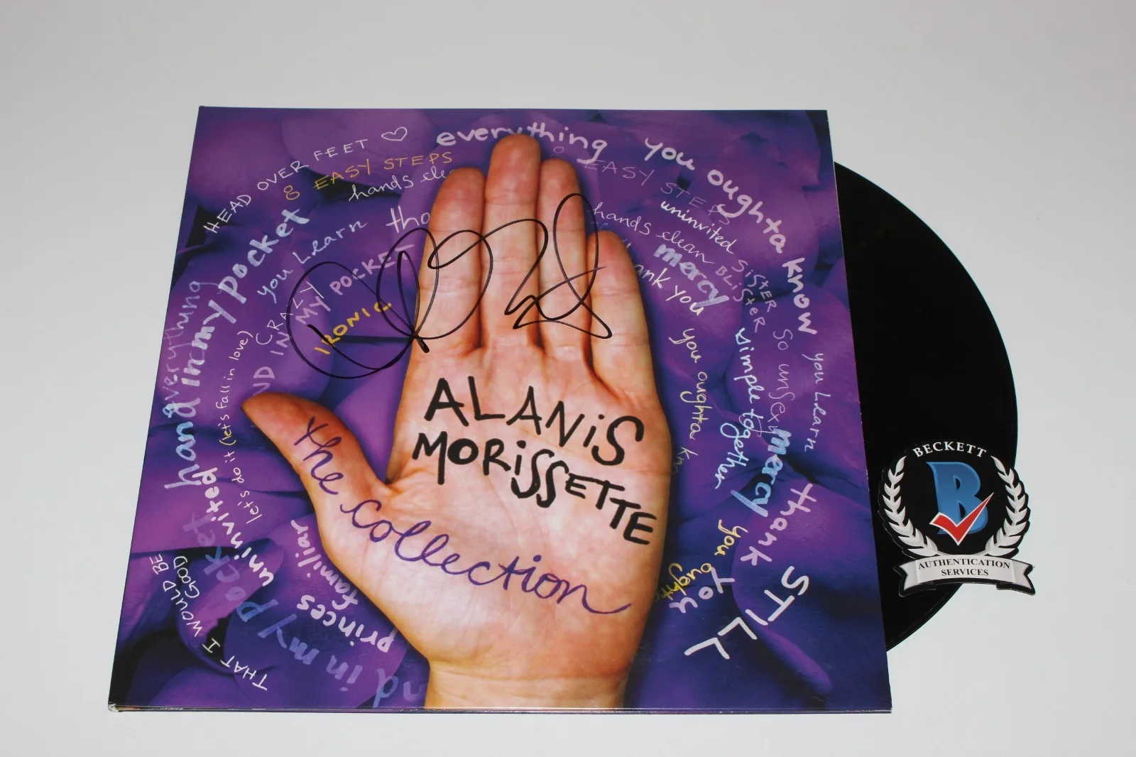 ALANIS MORISSETTE SIGNED THE COLLECTION GREATEST HITS VINYL RECORD BECKETT COA, изображение 3