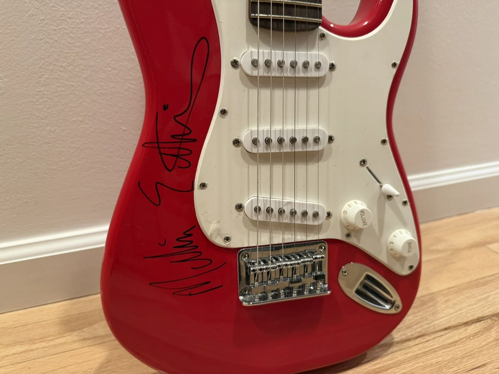 Melissa Ethridge signed squire guitar, image 2