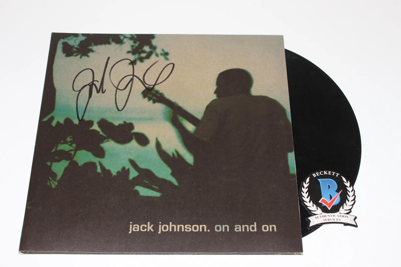 JACK JOHNSON SIGNED 'ON AND ON' ALBUM VINYL RECORD SINGER AUTOGRAPH BECKETT COA, image 3