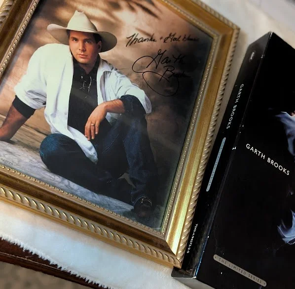 Garth Brooks The Limited Series + Autograph Pic, image 2