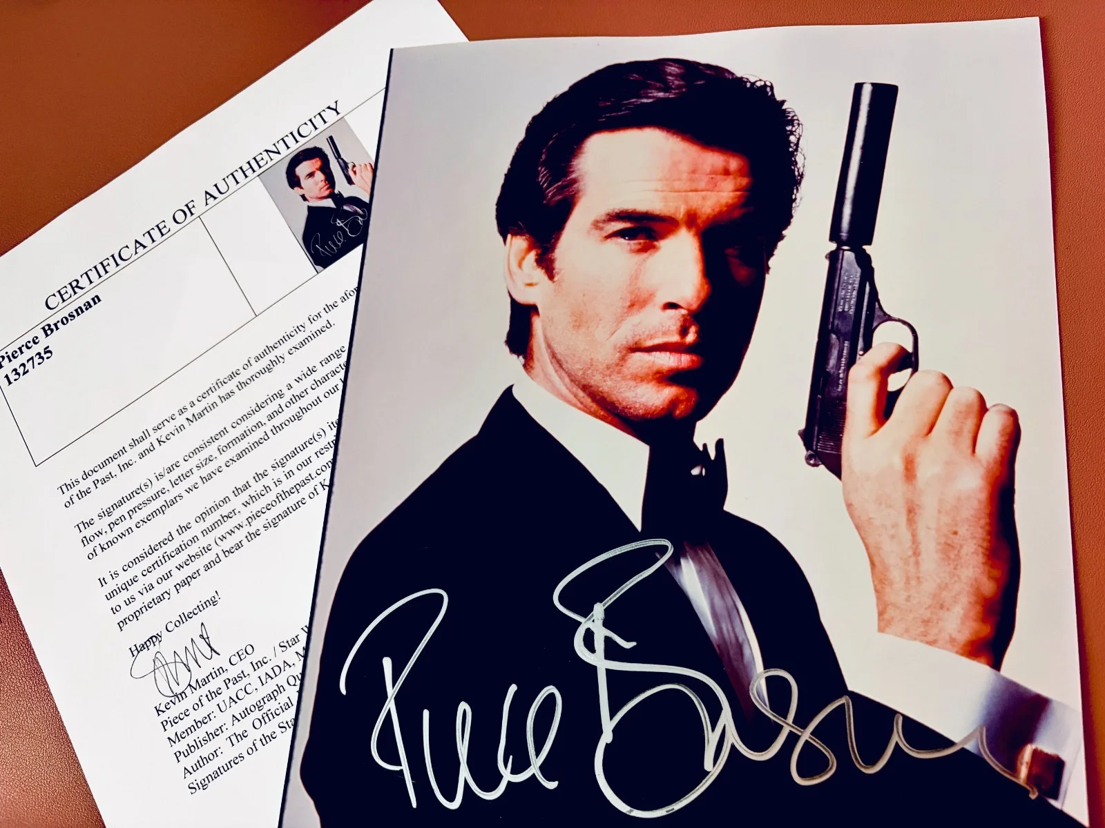 PIERCE BROSNAN — Pierce Brosnan Signed•007 JAMES BOND Autographed Mint • Piece of the Past COA, изображение 2