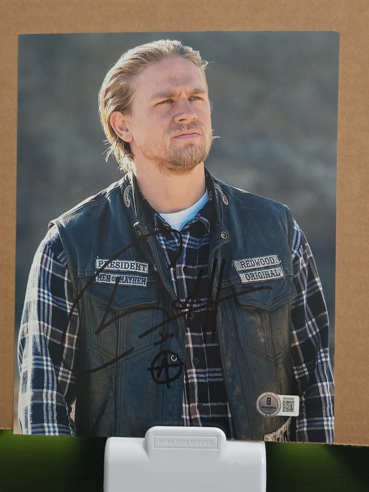 Charlie Hunnam — Charlie Hunnam Sons of Anarchy "Jax Teller" Signed 8x10 Photo Beckett Cert.