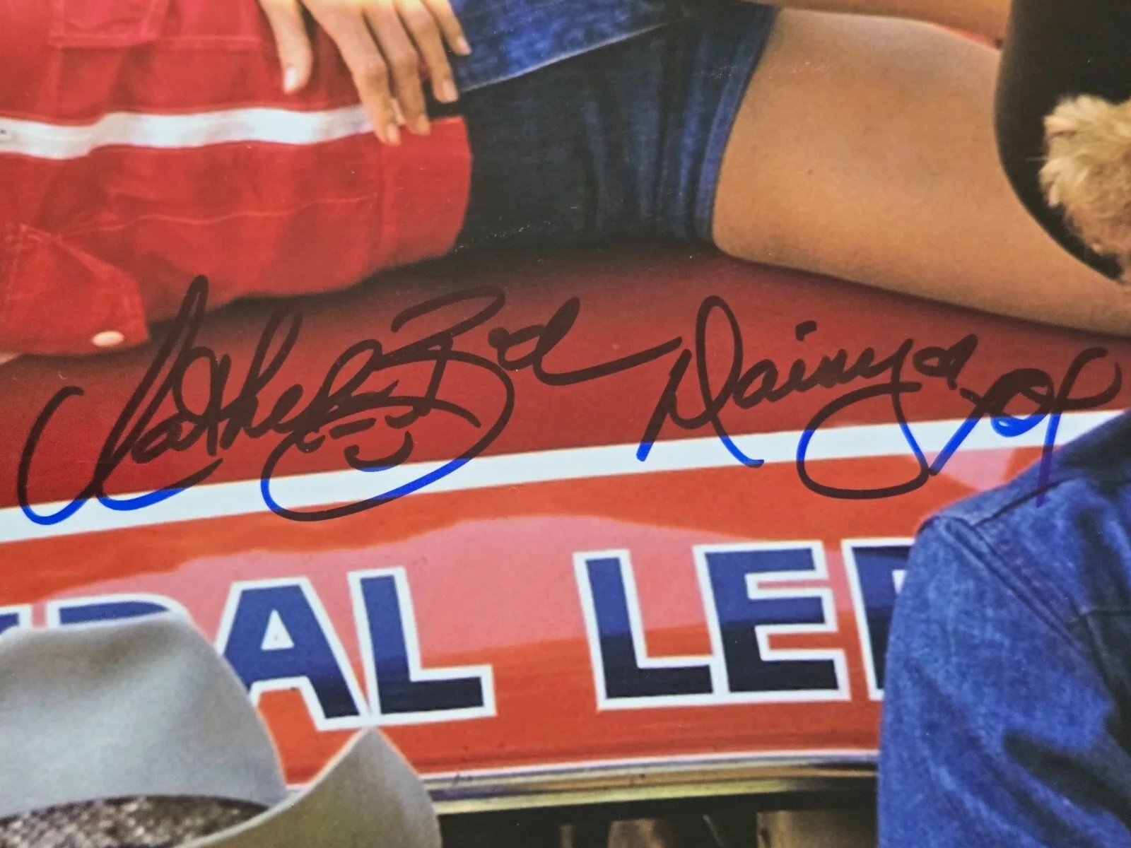 Tom Wopat / John Schneider / Catherine Bach — Dukes of Hazzard Bo, Luke & Daisy Signed 16x20 Photo Beckett Witness, изображение 3