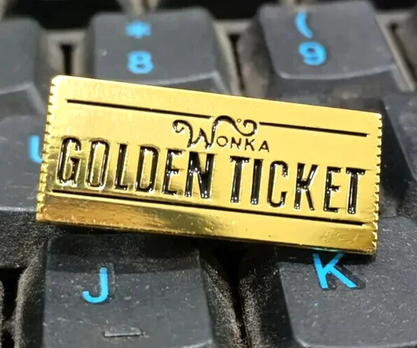 A Lovely Willy Wonka Golden Ticket Metal Pin Badge - New, изображение 2