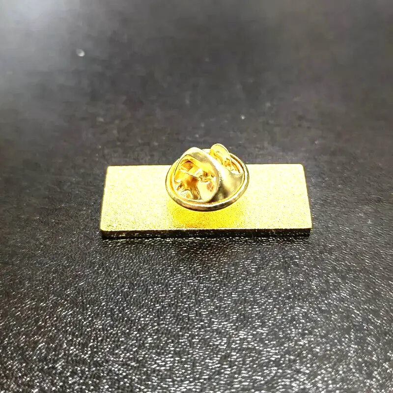 A Lovely Willy Wonka Golden Ticket Metal Pin Badge - New, изображение 5