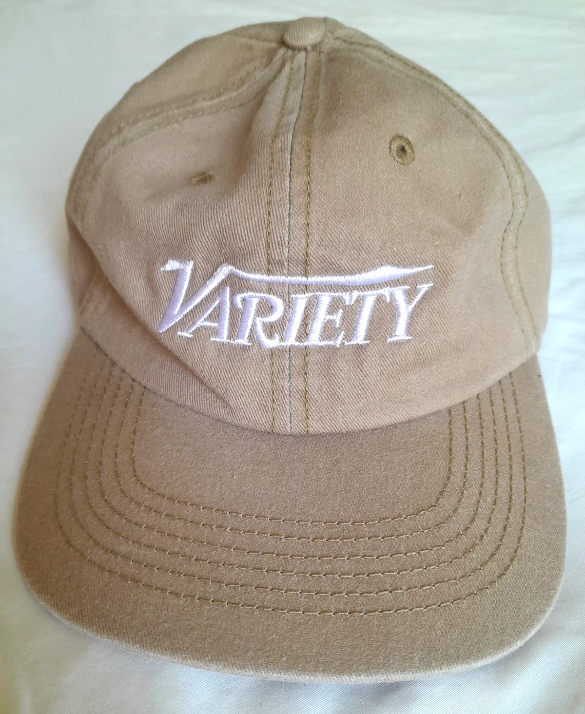 FANTASTIC NEW HOLLYWOOD TRADE PAPER 'VARIETY' BEIGE CANVAS BASEBALL CAP, изображение 5