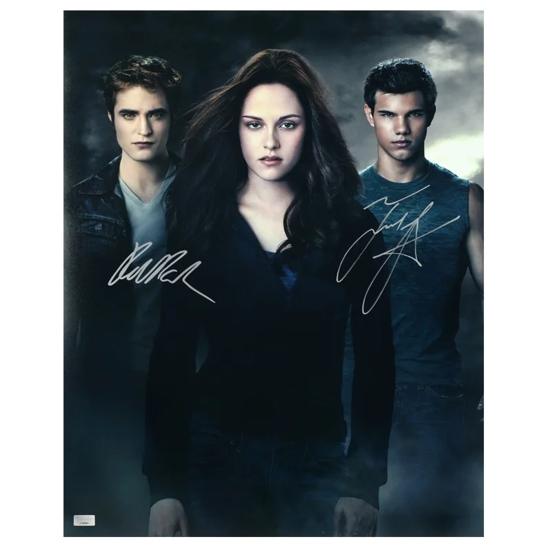 Robert Pattinson, Taylor Lautner — Robert Pattinson, Taylor Lautner Autographed 2008 Twilight 16x20 Photo