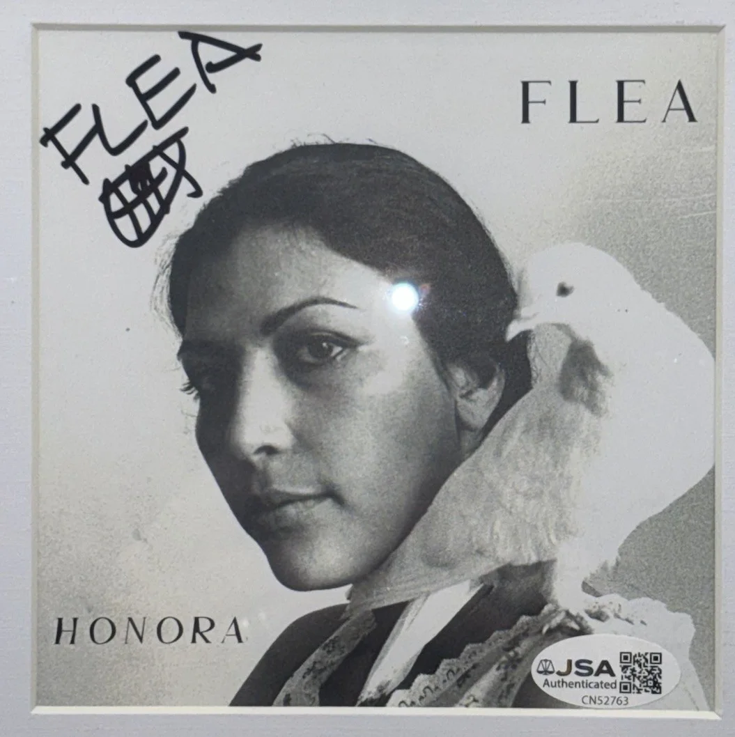 FLEA HONORA RED HOT CHILI RHCP AUTOGRAPH SIGNED FRAMED MATTED CD JSA COA CN52763, изображение 2