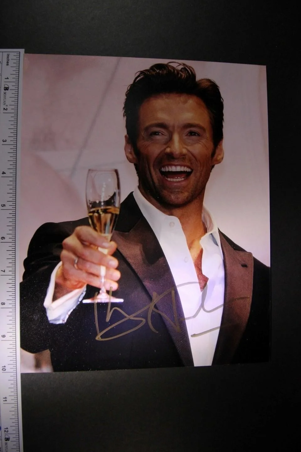 Hugh Jackman — HUGH JACKMAN (X-MAN series~GREATEST SHOWMAN~PRISONERS) AUTOGRAPH PHOTO~