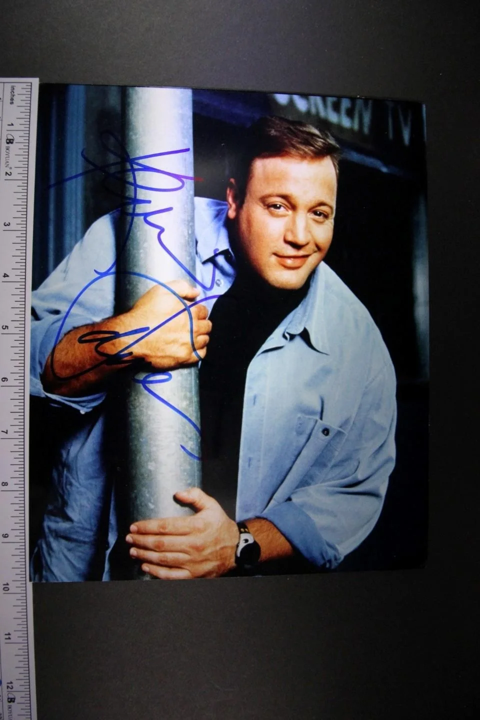 Kevin James — Comedian KEVIN JAMES (THE KING OF QUEENS) AUTOGRAPH PHOTO~