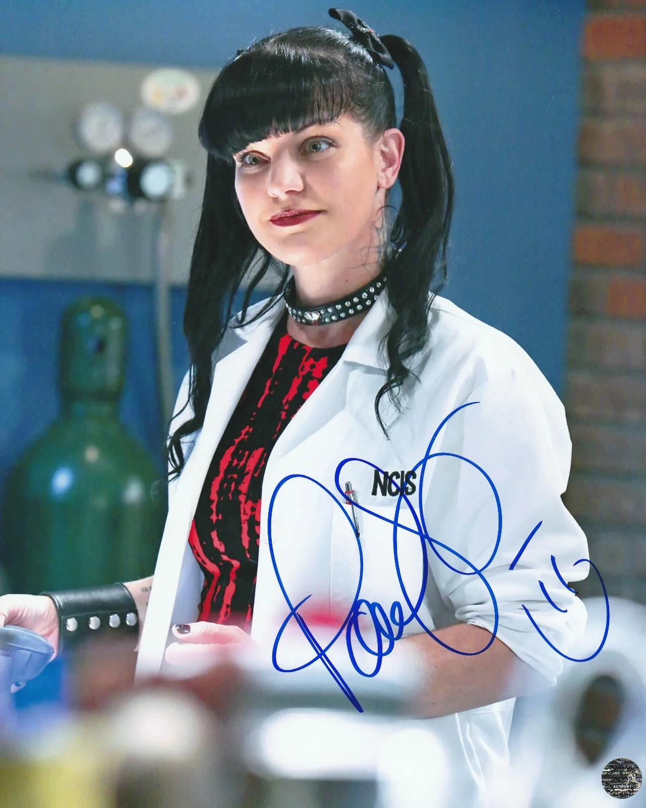 Pauley Perrette — Pauley Perrette Signed Autographed NCIS 8x10 Photo with COA/Matching Hologram