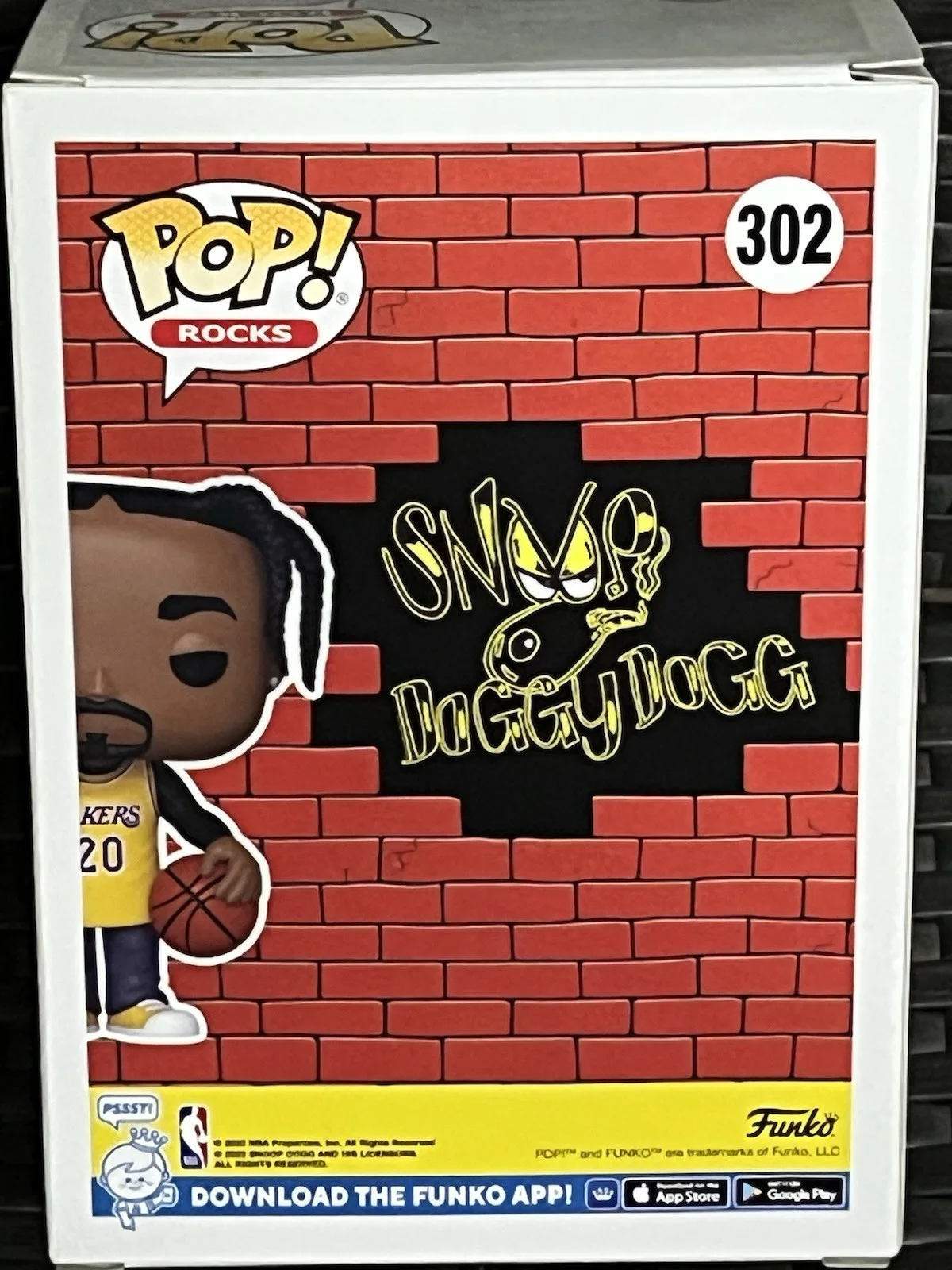 Snoop Dogg — Snoop Dogg Signed Funko Pop #302 Limited Edition 5000 Yellow Lakers PROOF PICS, image 5