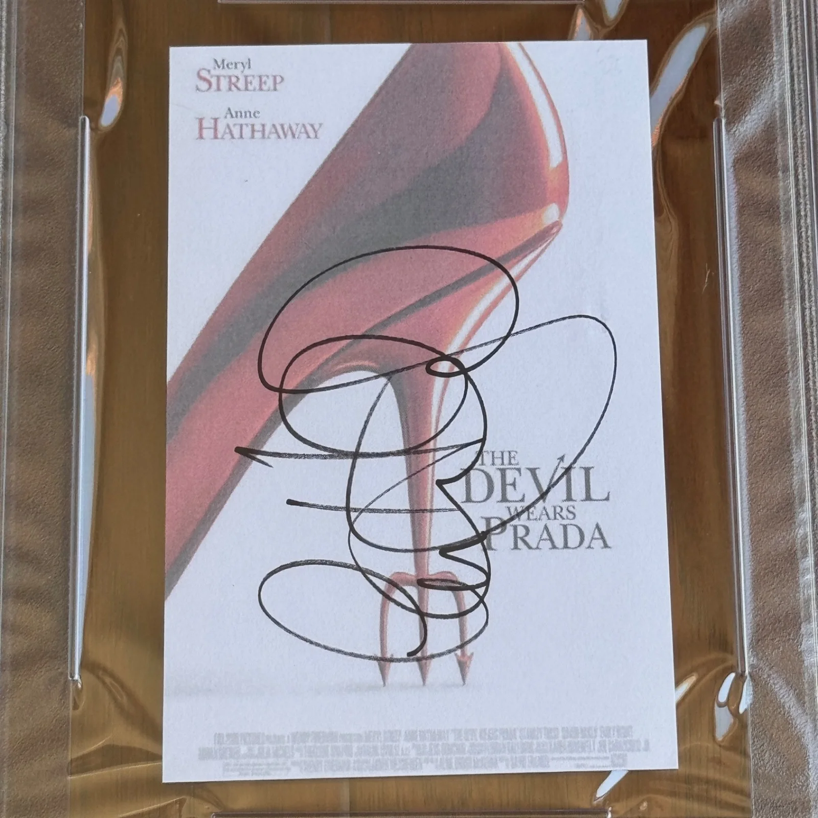 ANNE HATHAWAY Autograph DEVIL WEARS PRADA Souvenir Movie Print Signed * PSA, изображение 2