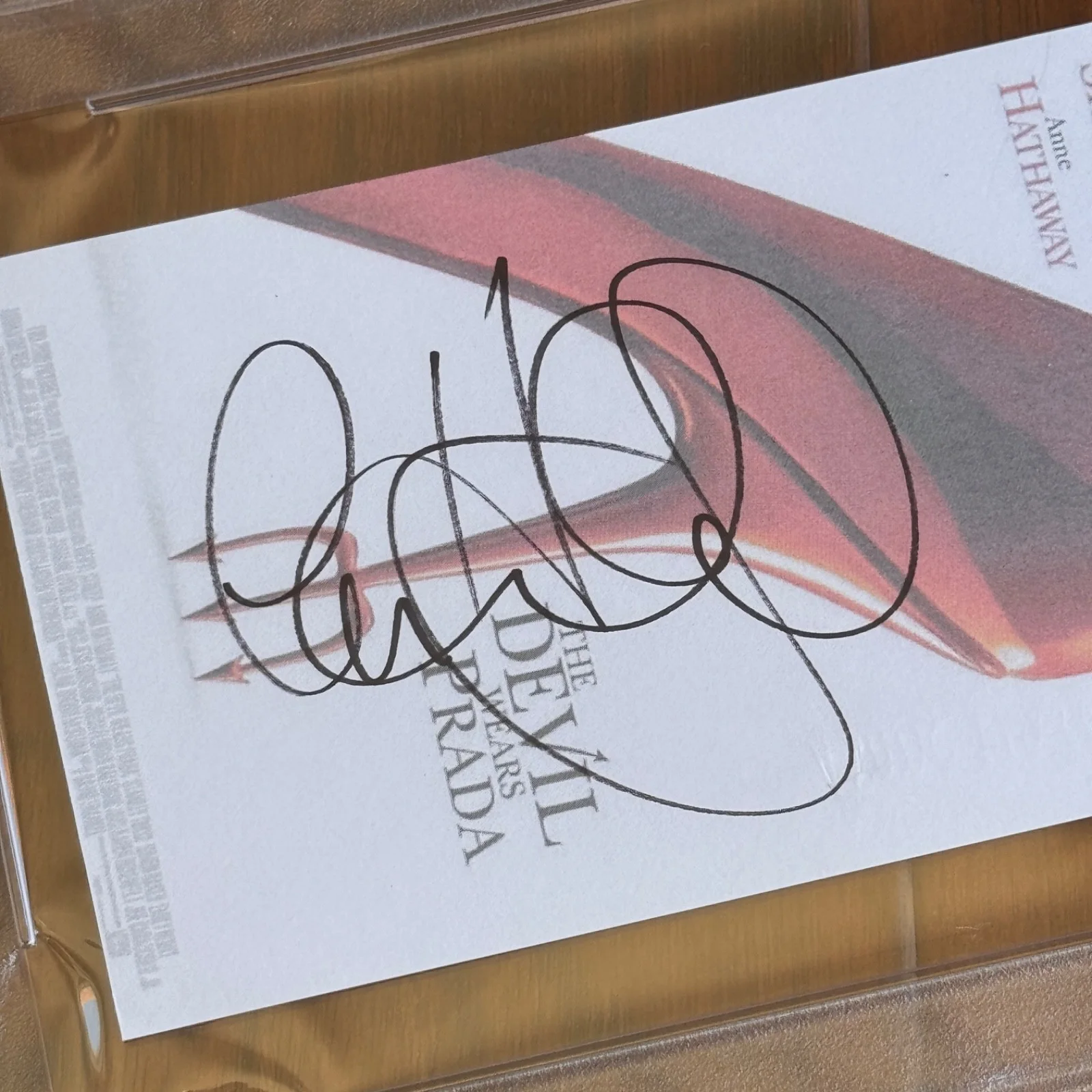 ANNE HATHAWAY Autograph DEVIL WEARS PRADA Souvenir Movie Print Signed * PSA, изображение 4