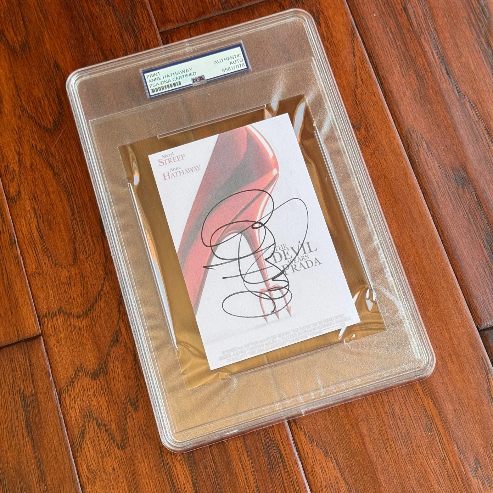 ANNE HATHAWAY Autograph DEVIL WEARS PRADA Souvenir Movie Print Signed * PSA, изображение 5