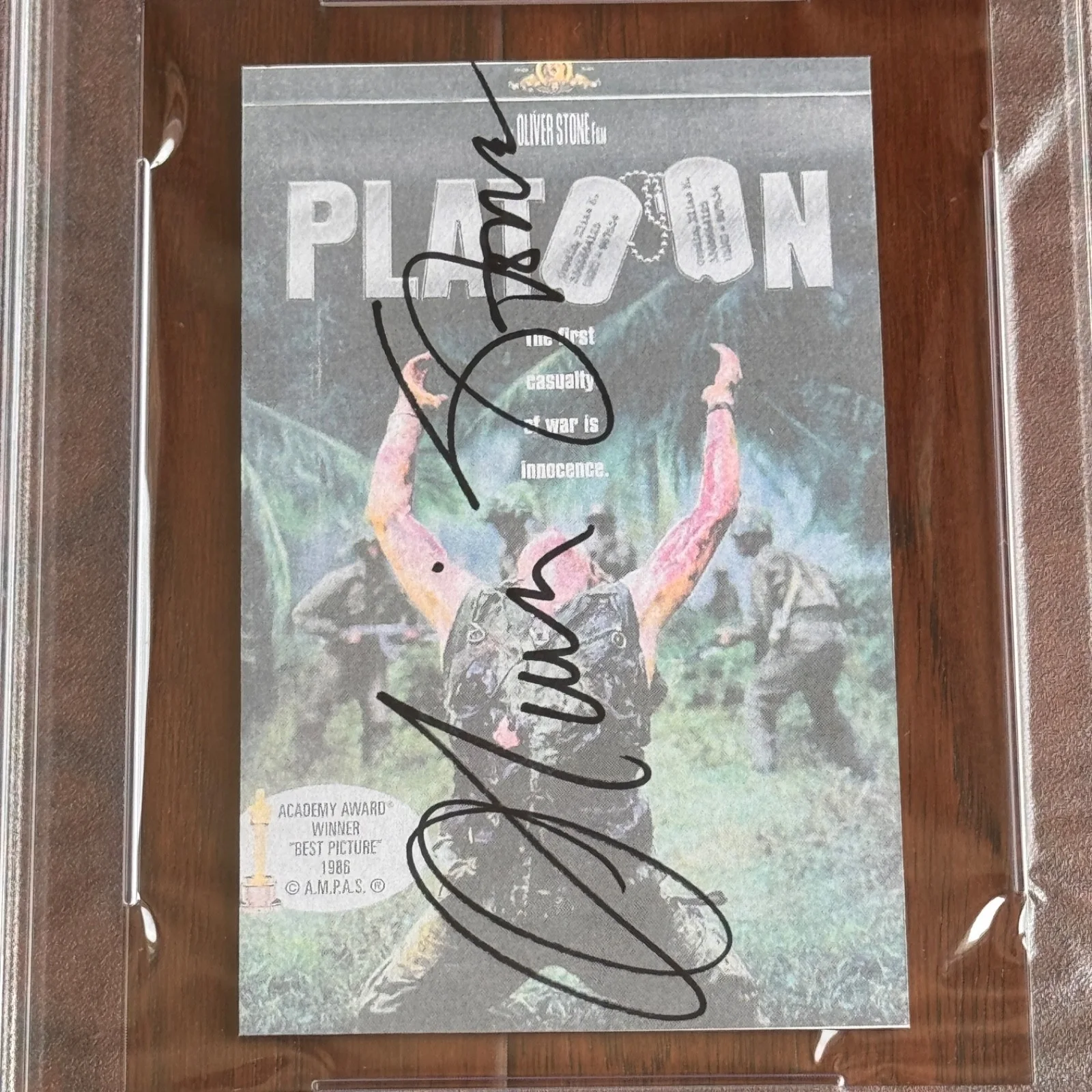 OLIVER STONE Autograph PLATOON Souvenir Movie Print Signed * PSA, изображение 2