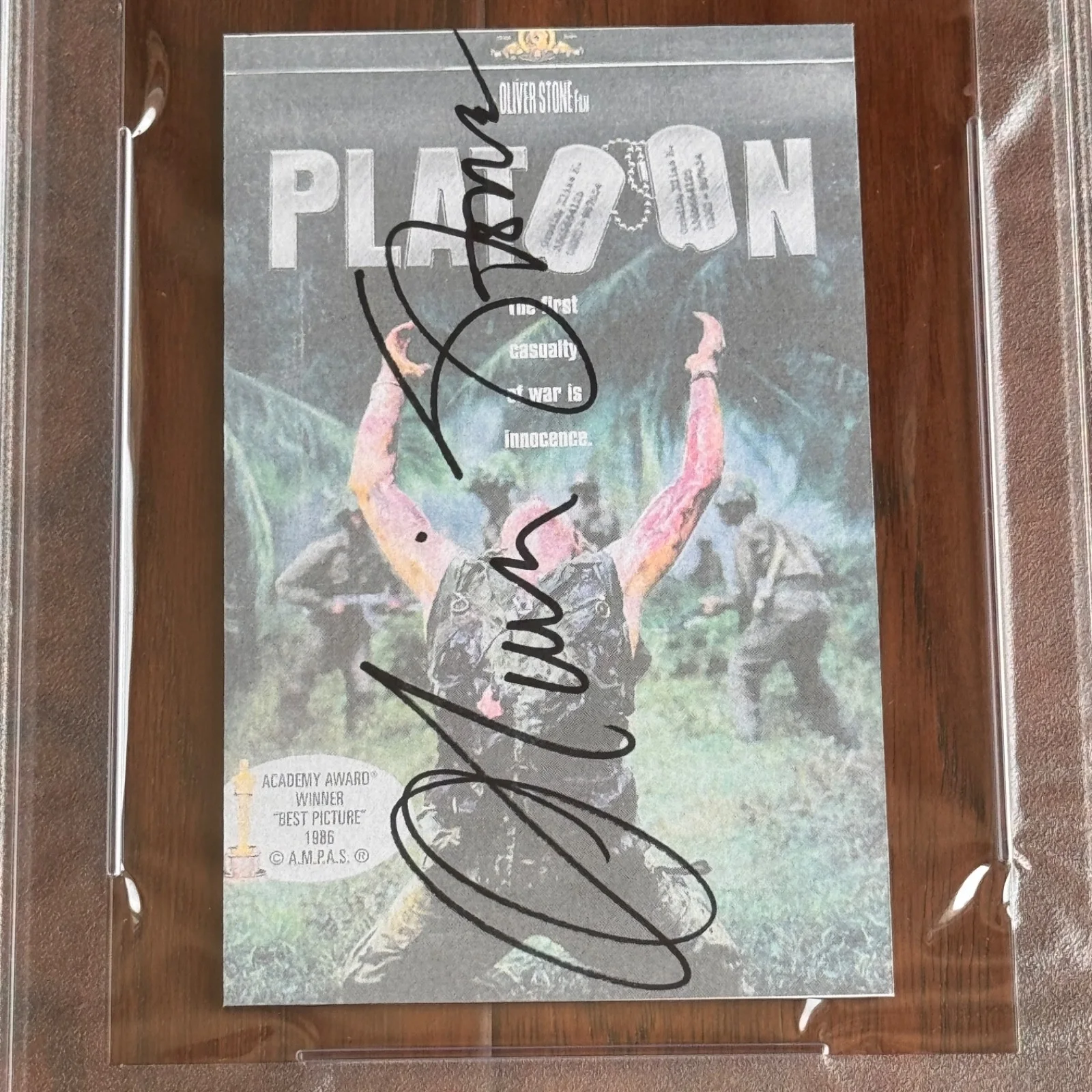 OLIVER STONE Autograph PLATOON Souvenir Movie Print Signed * PSA, изображение 4