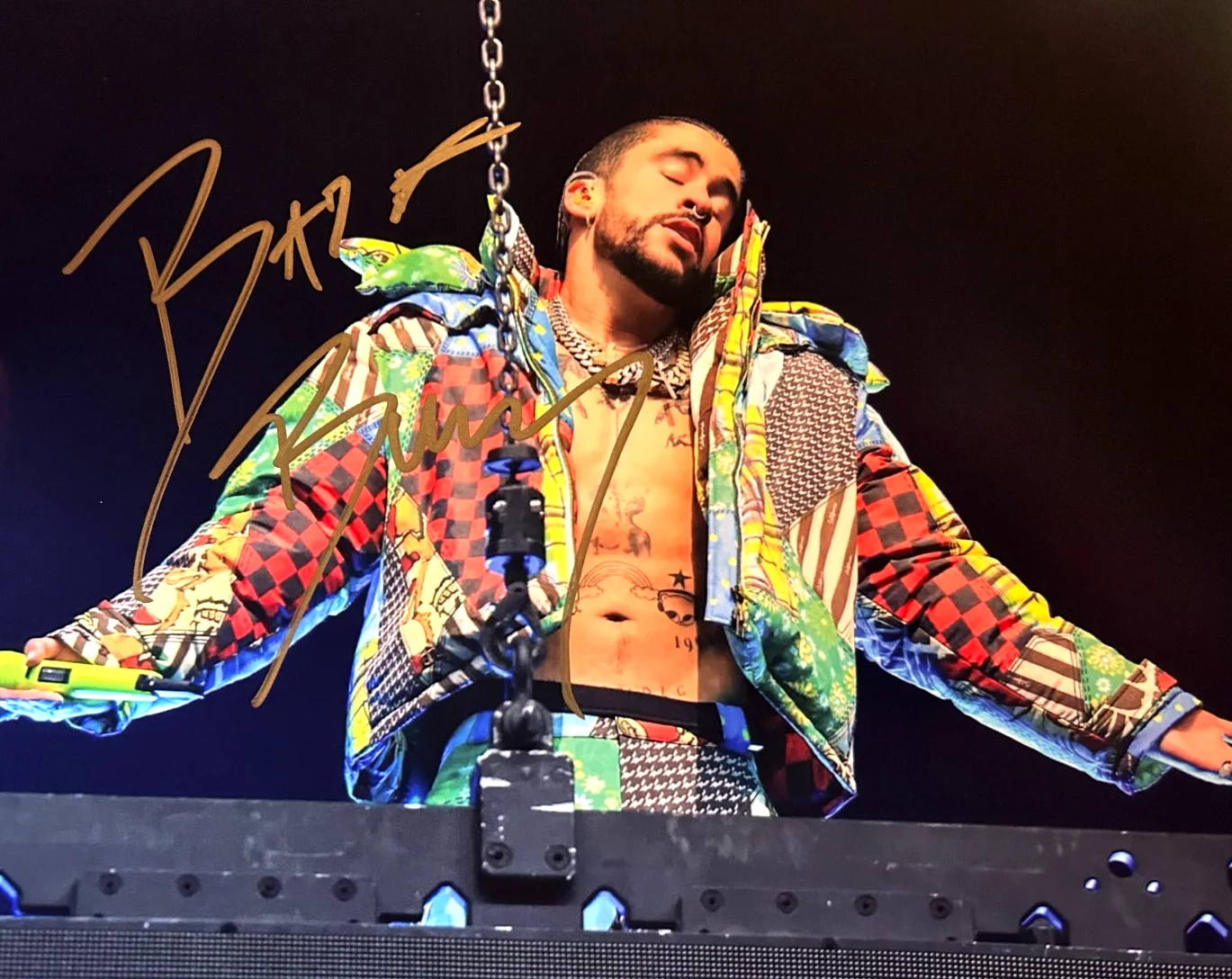 BAD BUNNY Signed Original 8x10 inch Photo: Authentic Autograph GENUINE w/COA, изображение 3