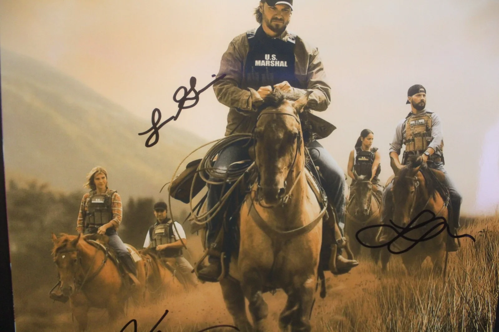 Michael Cudlitz, Luke Grimes, Arielle Kebbel — Signed Poster - Marshals - Luke Grimes, Arielle Kebbel, - TV Series - 11x17 +COA, изображение 4