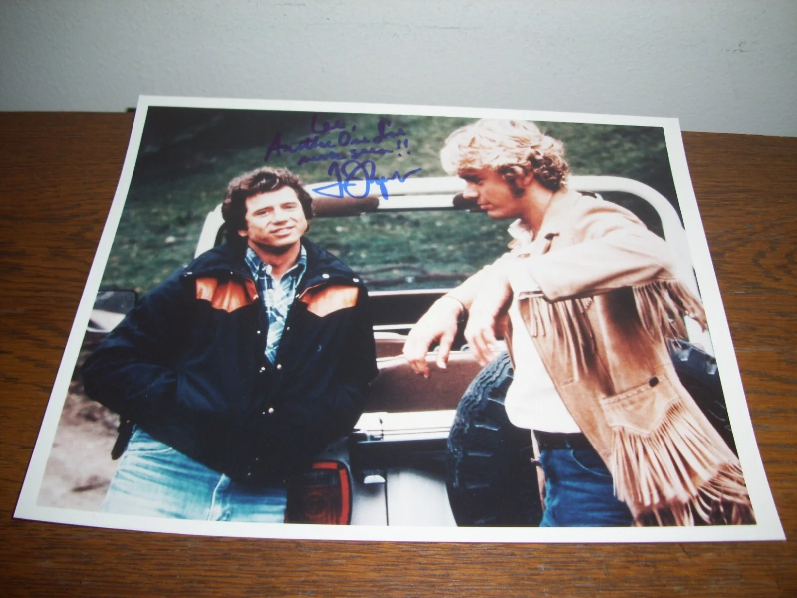 TOM WOPAT — RARE DUKES OF HAZZARD AUTOGRAPHED TOM WOPAT ("LUKE") 8" X 10" COLOR PRESS PHOTO!