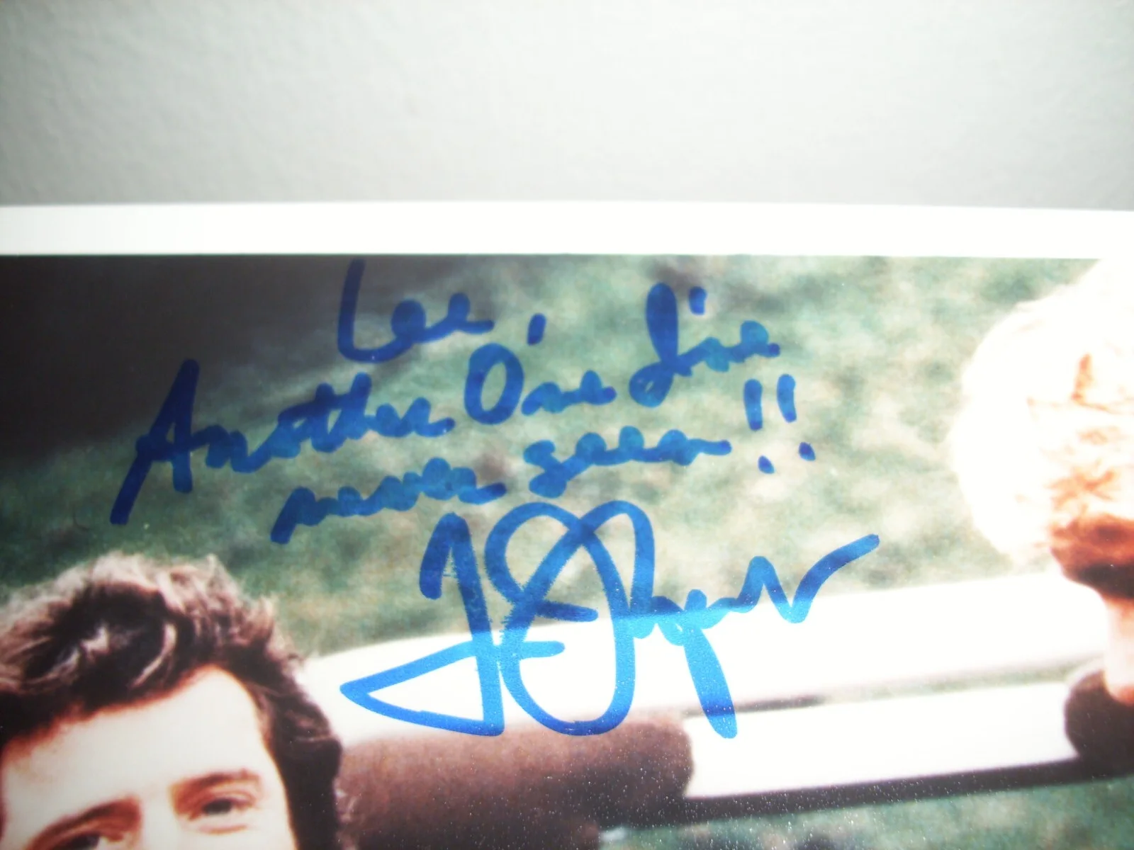 TOM WOPAT — RARE DUKES OF HAZZARD AUTOGRAPHED TOM WOPAT ("LUKE") 8" X 10" COLOR PRESS PHOTO!, изображение 2