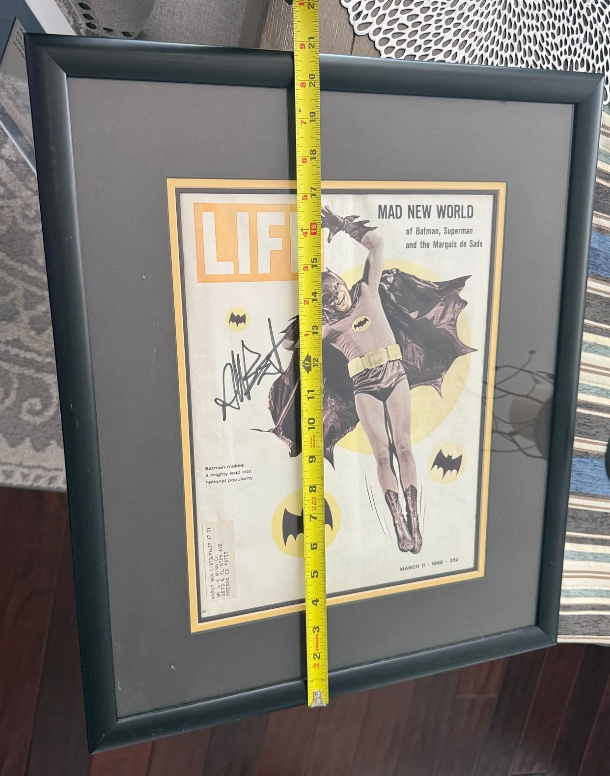 ADAM WEST — 1966 Life Magazine FRAMED ~ SIGNED BY ADAM WEST~ BATMAN tv *AUTHENTIC AUTOGRAPH*, изображение 3