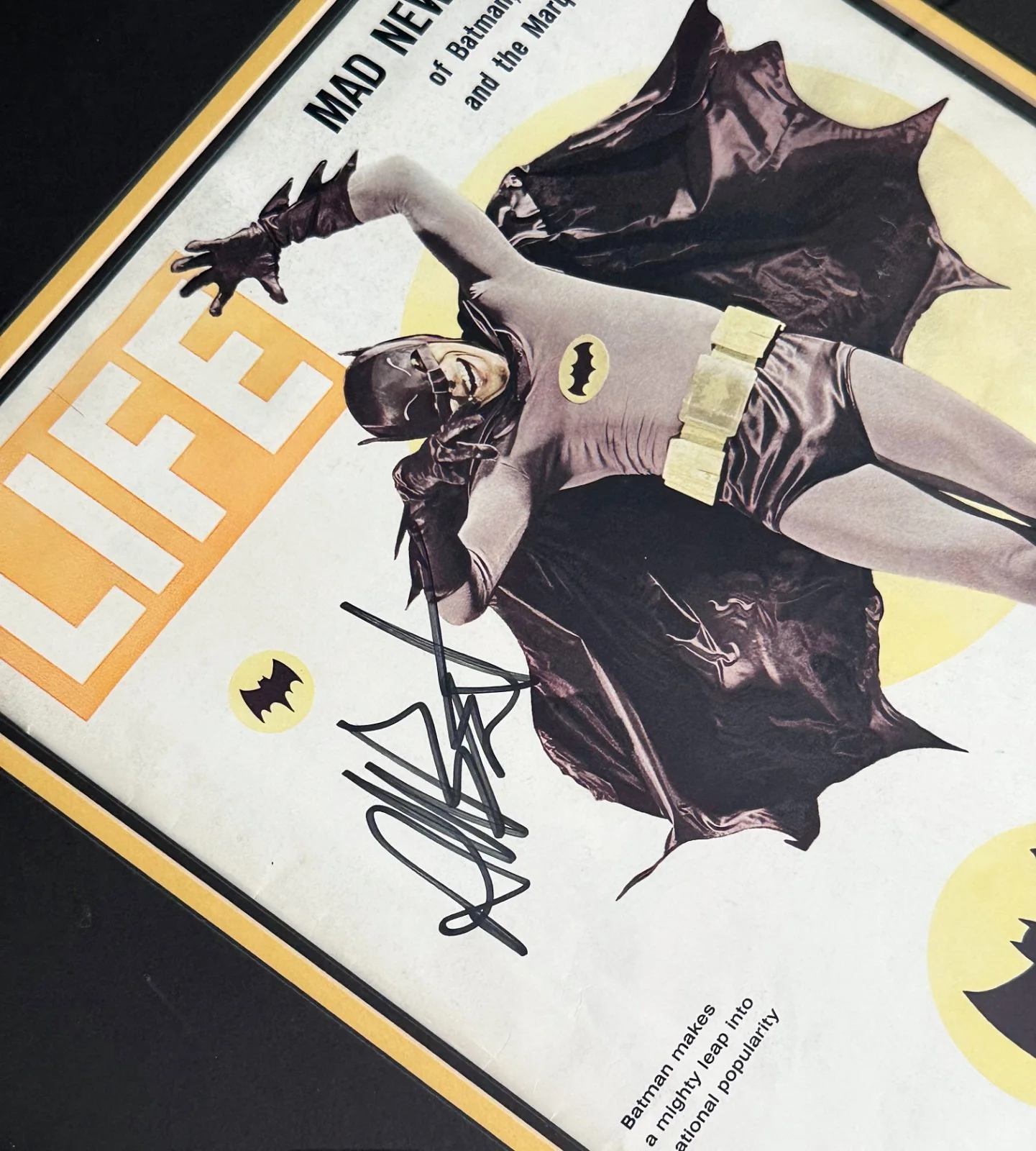 ADAM WEST — 1966 Life Magazine FRAMED ~ SIGNED BY ADAM WEST~ BATMAN tv *AUTHENTIC AUTOGRAPH*, изображение 5
