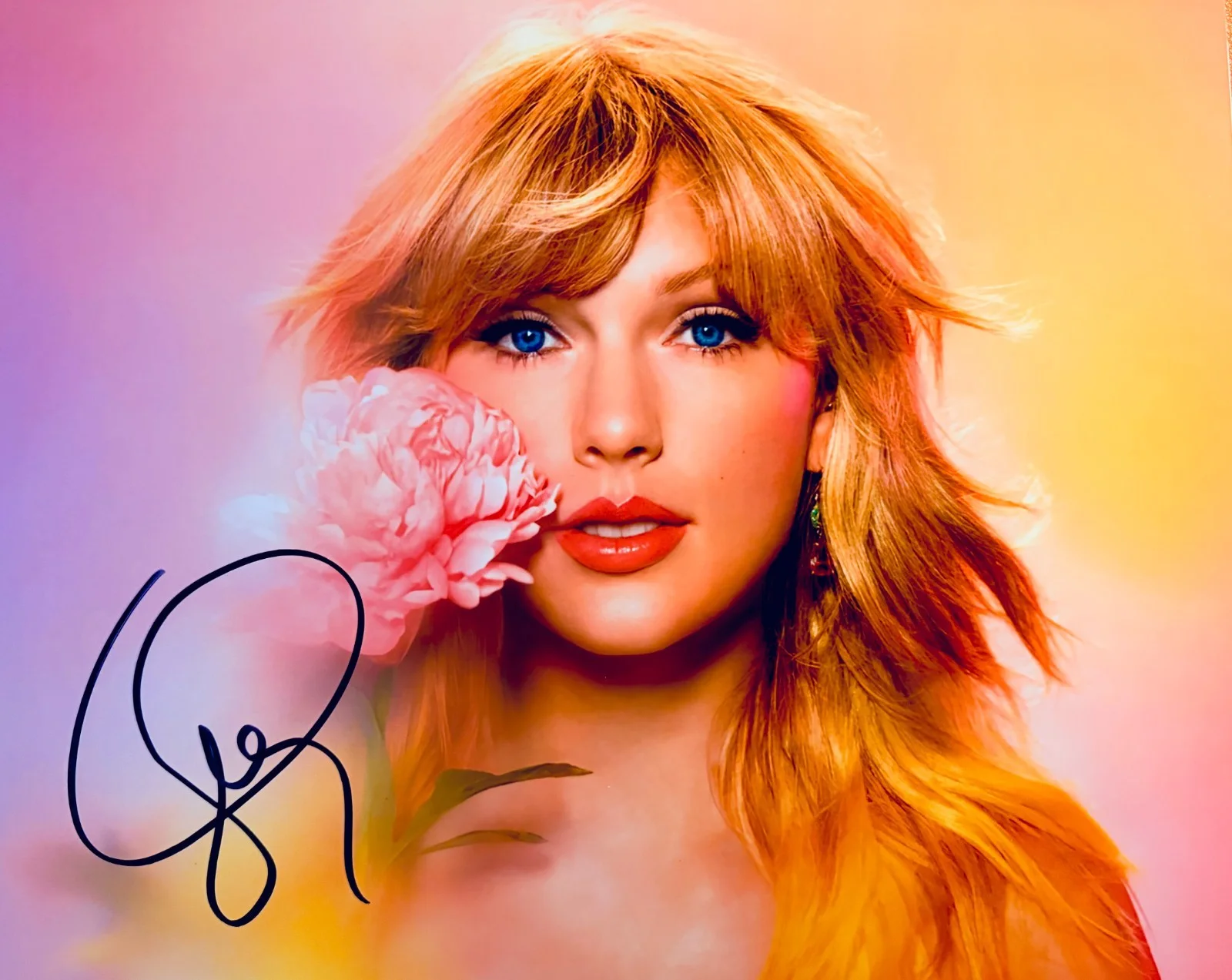 Taylor Swift — Taylor Swift Signed•BEAUTIFUL 8x10 of the talented Singer Songwriter• w/COA