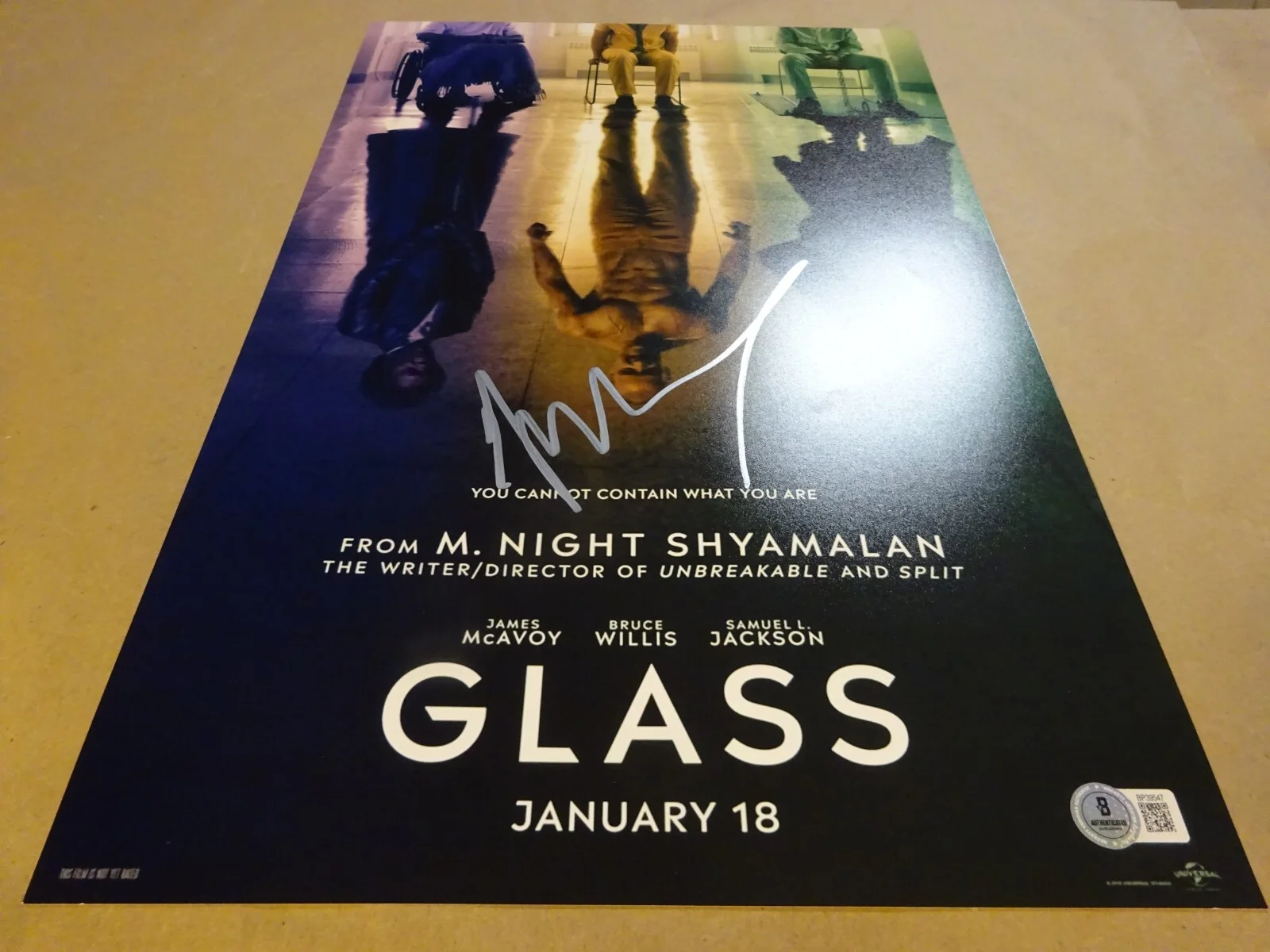 M Night Shyamalan — Signed M Night Shyamalan Autographed Glass 11"x17" Photo Beckett BAS COA, image 2