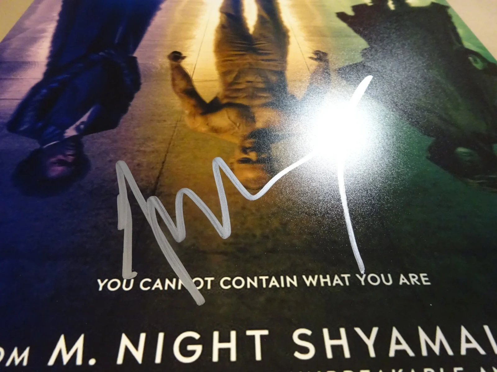 M Night Shyamalan — Signed M Night Shyamalan Autographed Glass 11"x17" Photo Beckett BAS COA, image 4