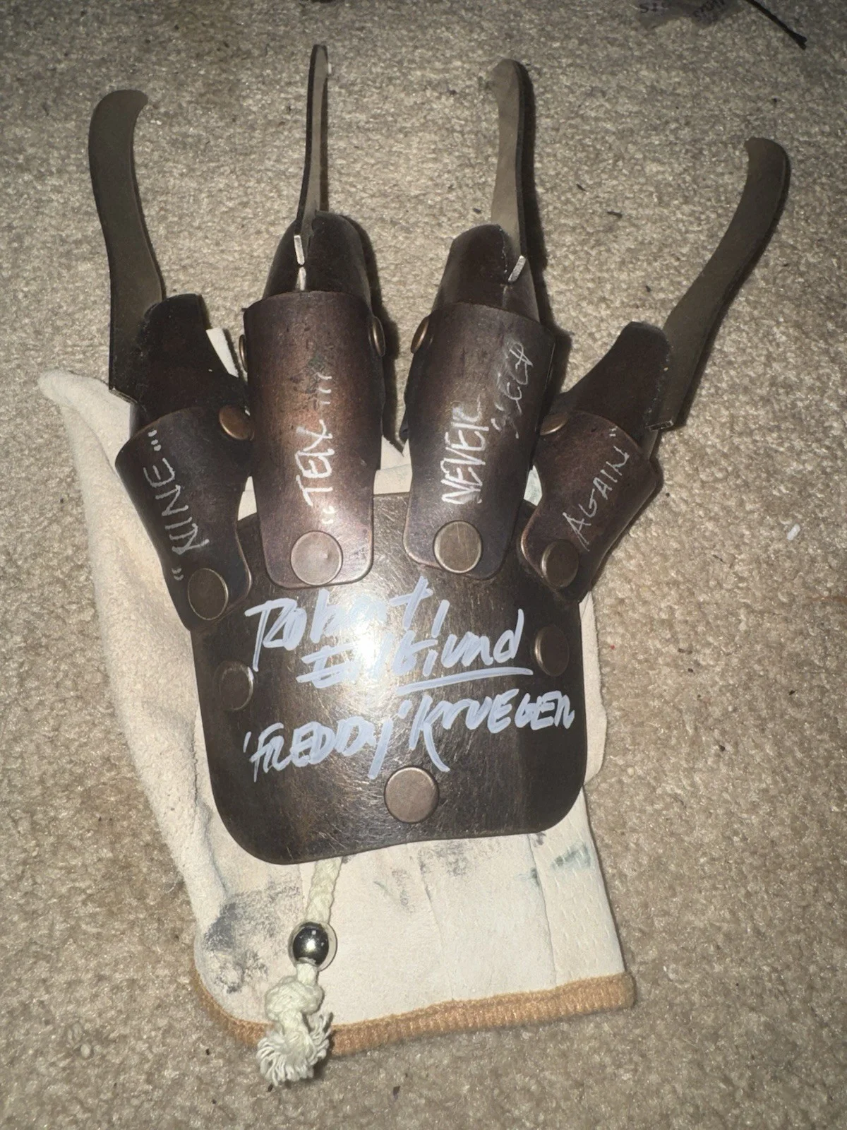 Robert Englund — Nightmare on Elm Street Freddy Krueger Signed Deluxe Metal Glove Robert Englund, image 3