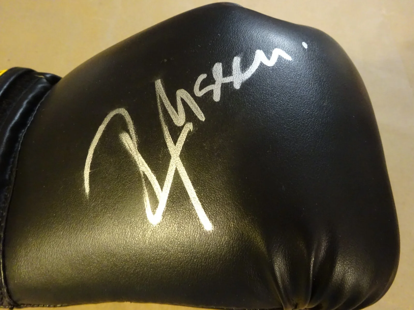 Russell Crowe — Signed Russell Crowe Autographed Everlast Boxing Glove Cinderella Man BAS COA, изображение 2
