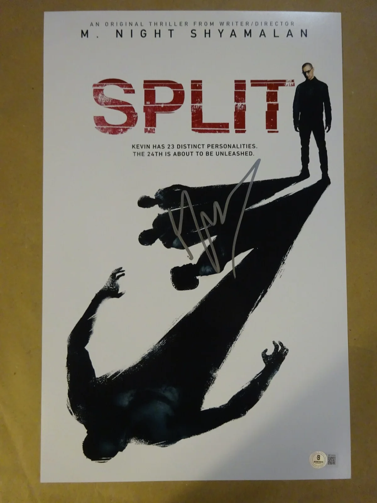 M Night Shyamalan — Foto autografada assinada M Night Shyamalan dividida 11 x 17 Beckett BAS CERTIFICADO DE AUTENTICIDADE