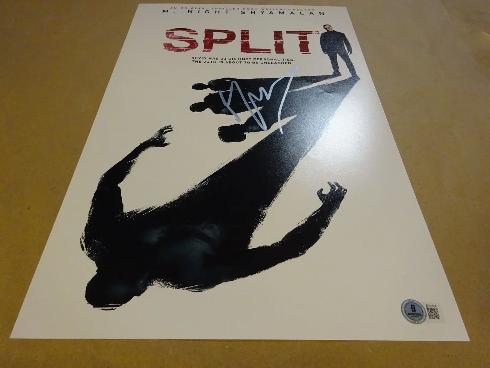 M Night Shyamalan — Foto autografada assinada M Night Shyamalan dividida 11 x 17 Beckett BAS CERTIFICADO DE AUTENTICIDADE, image 2